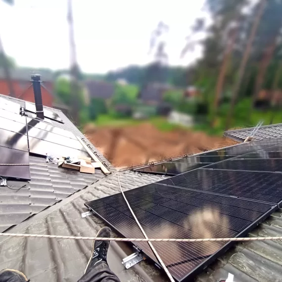 Saules paneļu montāža