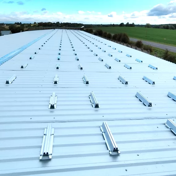 Saules paneļu jumta stiprinājumi