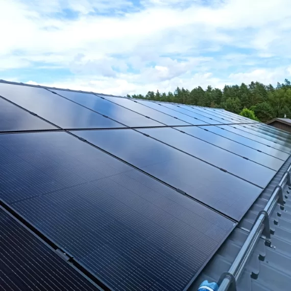 Saules paneļu jumts